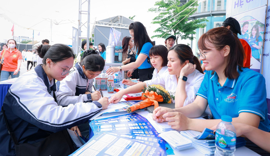 Học sinh tìm hiểu về cơ hội việc làm sau khi tốt nghiệp các trường nghề tại Ngày hội gắn kết giáo dục nghề nghiệp Thủ đô với thị trường lao động năm 2025. Ảnh: TG doi-moi-de-thu-hut-hoc-sinh-vao-truong-nghe-2.jpg