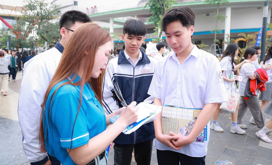 Học sinh tham dự ngày hội gắn kết giáo dục nghề nghiệp Hà Nội với thị trường lao động năm 2025. Ảnh: INT