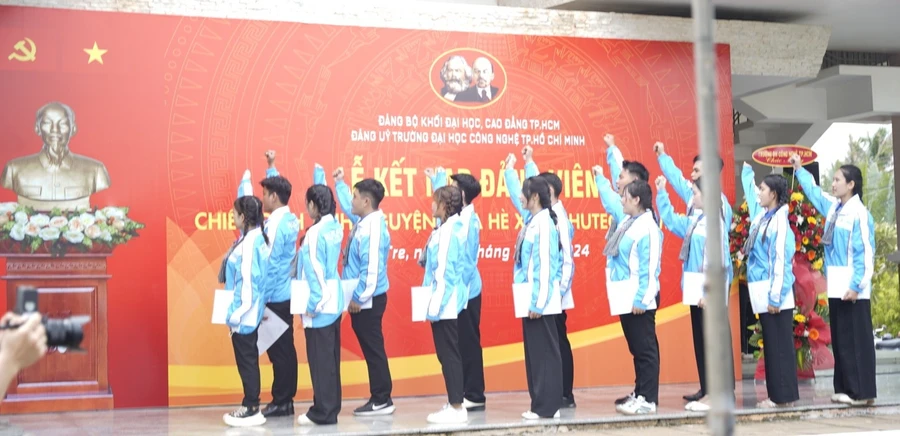 14 đảng viên thuộc Đảng bộ Trường Đại học Công nghệ TPHCM đọc lời tuyên thệ. Ảnh: Khánh Huy