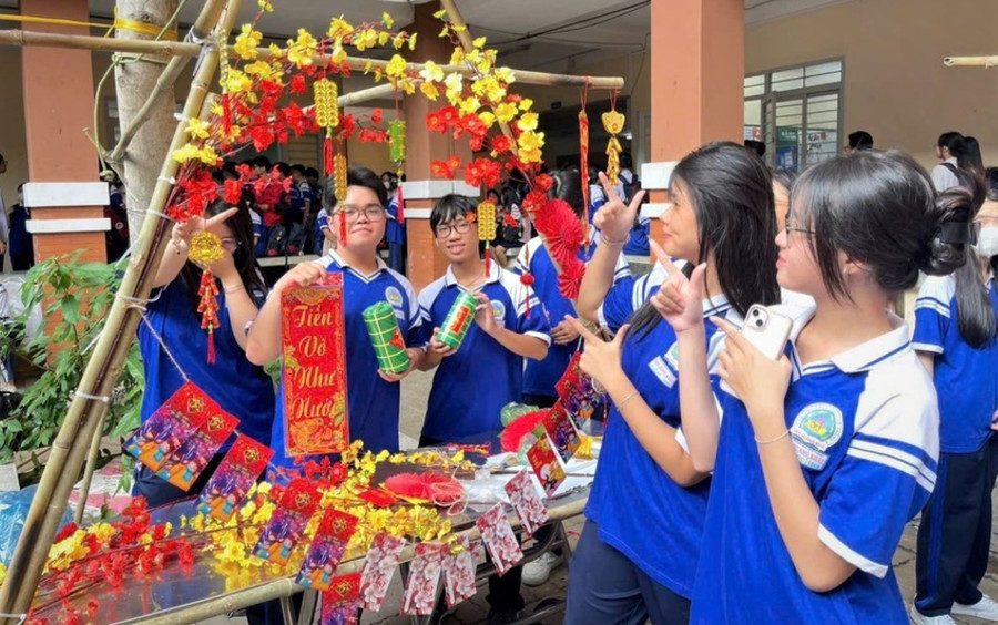 Học sinh TPHCM trong hoạt động vui Xuân, đón Tết. Ảnh: MA