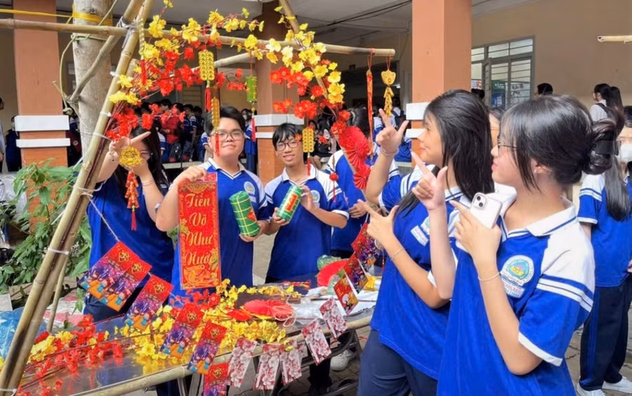 Học sinh TPHCM trong hoạt động vui Xuân, đón Tết. Ảnh: MA