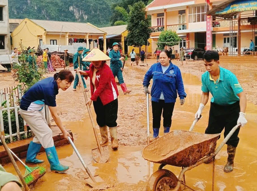 Thầy cô cùng các lực lượng nỗ lực dọn dẹp bùn đất tại Trường PTDT bán trú THCS Xuân Trường, Cao Bằng. no-luc-dua-hoc-sinh-som-tro-lai-truong-3.jpg