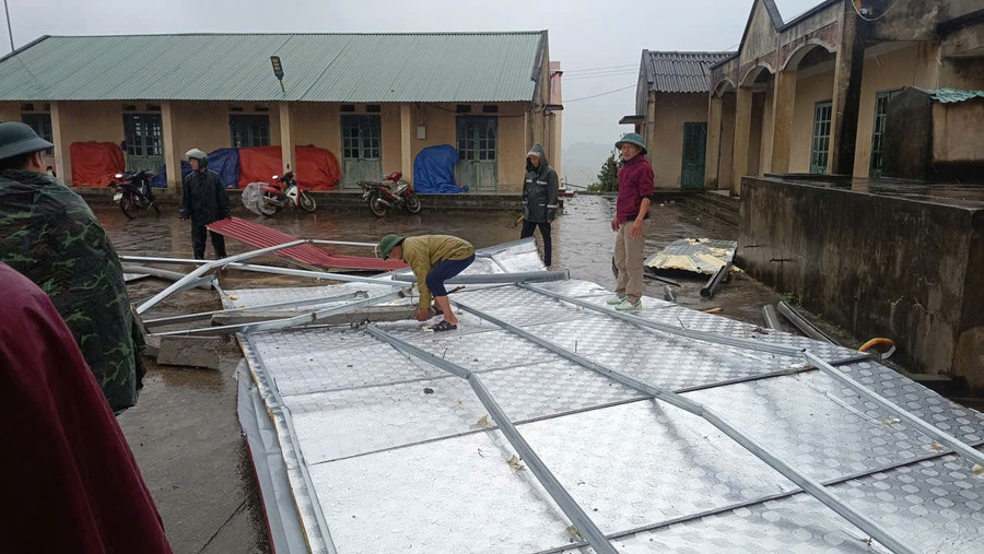 Điểm trường thôn Hậu Cấu (Xín Mần, Tuyên Quang) bị tốc mái do ảnh hưởng của mưa lũ. no-luc-dua-hoc-sinh-som-tro-lai-truong-2.jpg