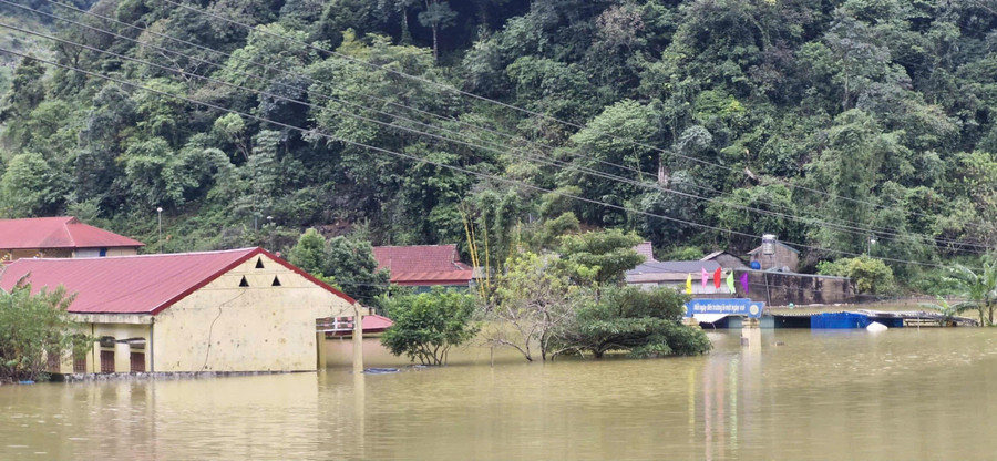 Điểm trường Tiểu học bản Co Tang (Vân Hồ, Sơn La) bị ngập sâu do mưa lũ. no-luc-dua-hoc-sinh-som-tro-lai-truong-1.jpg