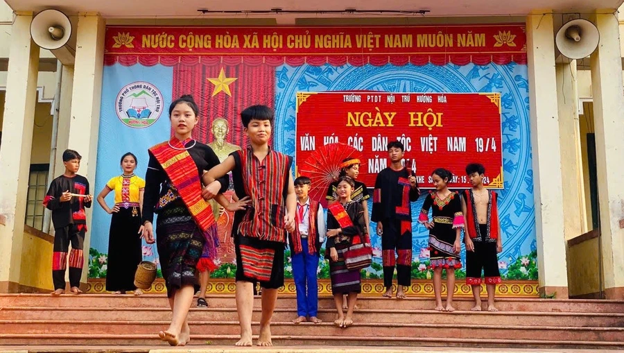 Học sinh Trường PTDT Nội trú huyện Hướng Hóa tham gia Ngày hội văn hóa các dân tộc.