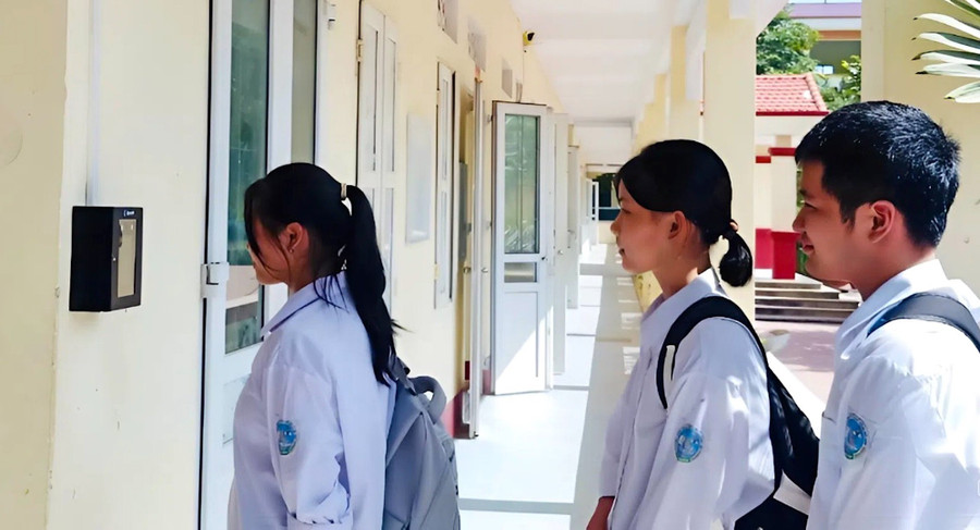 Học sinh Trường THPT Đức Hợp (Hưng Yên) điểm danh khi đến trường. ung-dung-ai-tao-luong-gio-moi-cho-giao-duc1.jpg