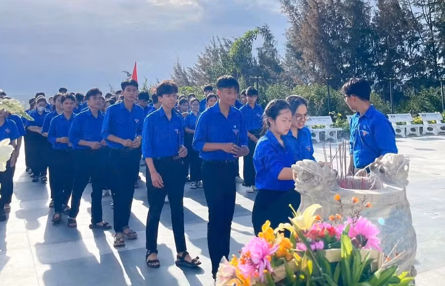 Việc chú trọng giáo dục thái độ sống tích cực, luôn biết nuôi dưỡng lòng biết ơn là những nội dung quan trọng không kém giáo dục tri thức. Ảnh: Trường THPT Trần Bình Trọng