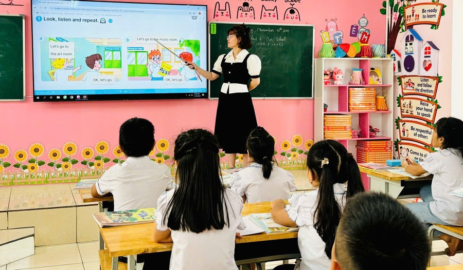 Cô Lê Thị Thanh Huyền - giáo viên Trường Tiểu học Châu Sơn (Cổ Đô, Hà Nội) trong giờ dạy tiếng Anh. Ảnh: NVCC