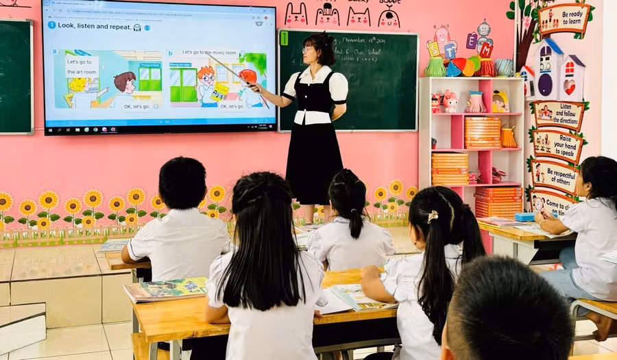 Cô Lê Thị Thanh Huyền - giáo viên Trường Tiểu học Châu Sơn (Cổ Đô, Hà Nội) trong giờ dạy tiếng Anh. Ảnh: NVCC