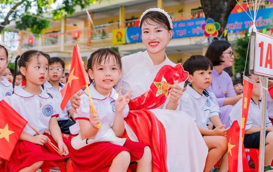 Cô và trò lớp 1 Trường Tiểu học Yên Nghĩa, phường Yên Nghĩa (Hà Nội) trong ngày khai giảng năm học 2025-2026. Ảnh: Đình Tuệ