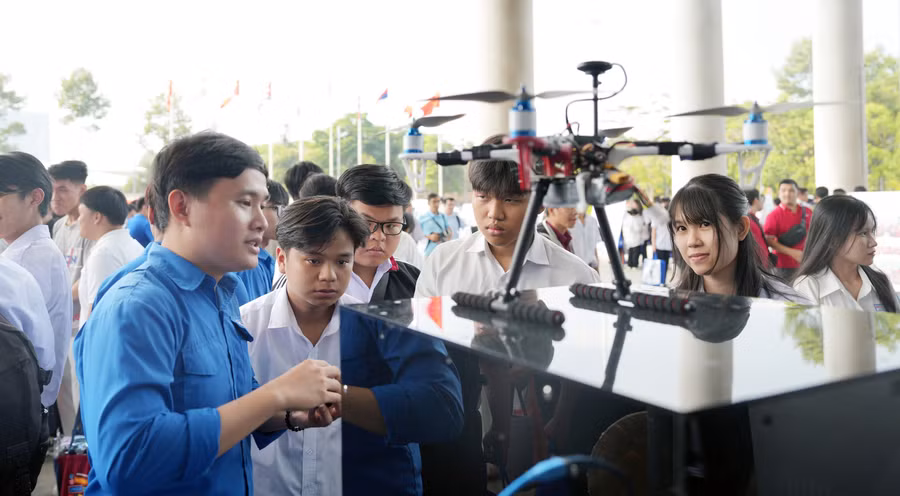 Học sinh trải nghiệm những giải pháp, mô hình công nghệ, sản phẩm nghiên cứu - ứng dụng trong một ngày hội tuyển sinh 2026. Ảnh: TDMU