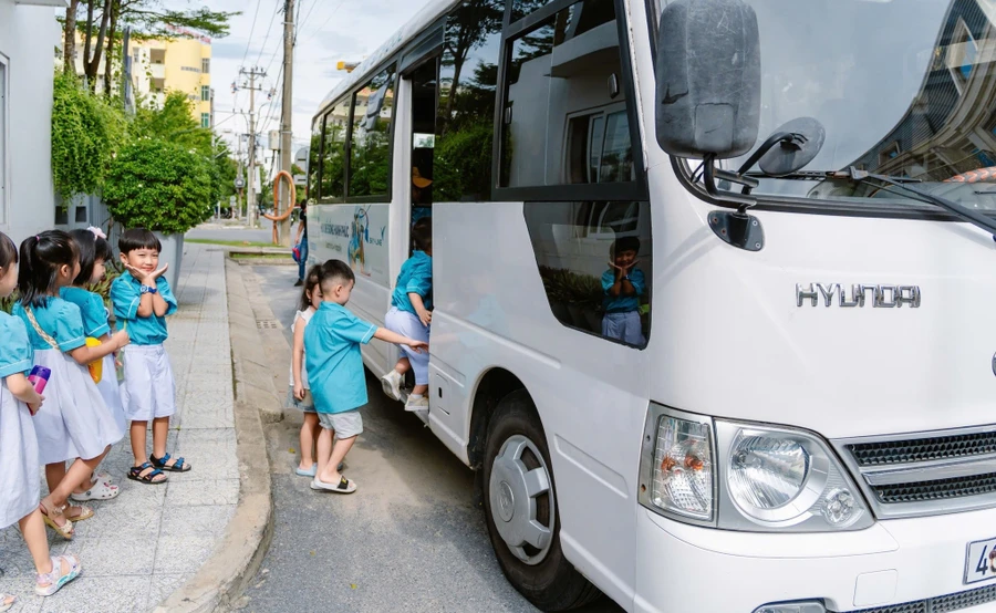 Xe trung chuyển học sinh giữa các cơ sở của Hệ thống giáo dục Sky - Line. Ảnh: NTCC