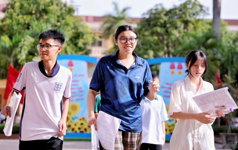 Thí sinh dự thi vào Trường THPT Hà Huy Tập (Vinh Phú, Nghệ An). Ảnh: Hồ Lài