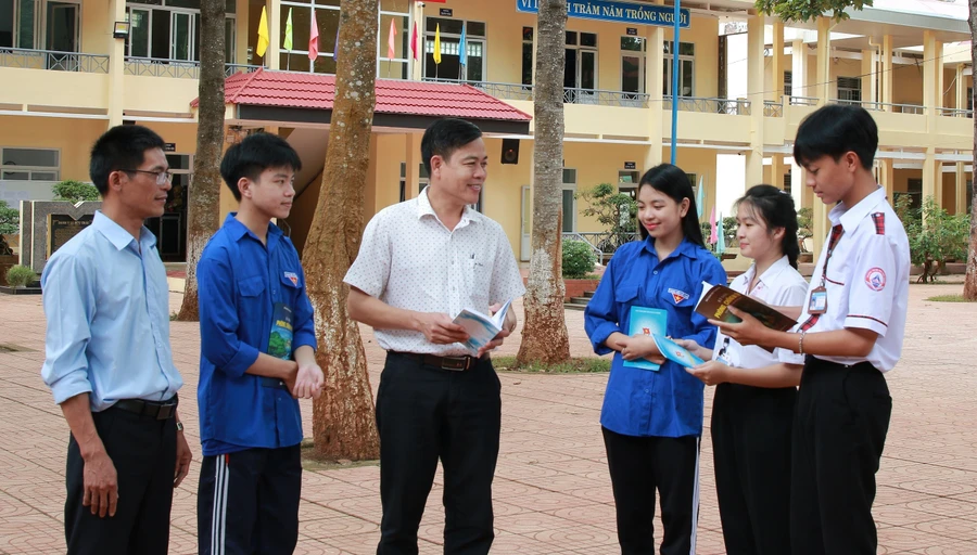 Đoàn viên thanh niên Trường THPT Lê Hữu Trác (Đắk Lắk) báo cáo nội dung, chương trình hoạt động với Ban giám hiệu trường. Ảnh: TT