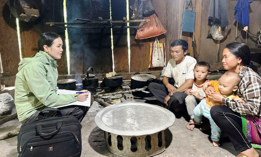 Cô Lê Thị Phương Huyền - Trường Mầm non Tam Chung đi làm phổ cập giáo dục mầm non ở bản Suối Lóng, xã Tam Chung (Mường Lát, Thanh Hóa).