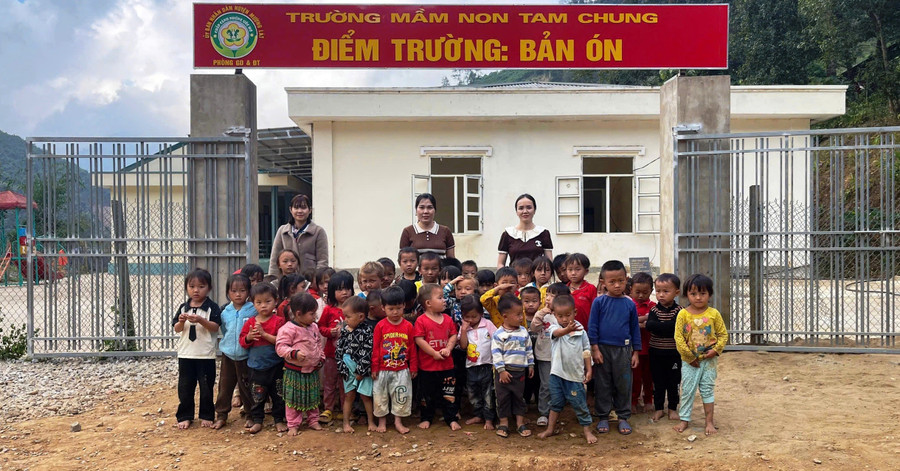 Trường Mầm non Nhi Sơn (Mường Lát, Thanh Hóa) đã đạt chuẩn quốc gia mức độ 1. pho-cap-giao-duc-tre-3-4-tuoi-o-muong-lat-1.jpg
