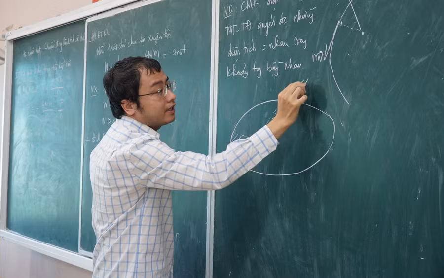 Trong khóa đầu tiên chủ nhiệm đội tuyển, thầy Lê Xuân Bảo có 3 học sinh giành huy chương Olympic Vật lí khu vực, quốc tế.