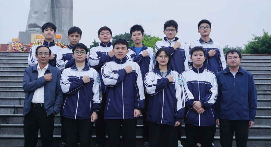 Thầy Lê Xuân Bảo (ngoài cùng bên phải) cùng đội tuyển học sinh giỏi quốc gia môn Vật lí năm 2025. Ảnh: NVCC thay-giao-tre-gat-mua-vang-olympic-vat-li-quoc-te-1.jpg