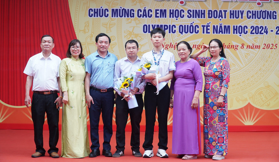 Thầy Lê Xuân Bảo (thứ 4 từ trái sang) và em Nguyễn Thế Quân (thứ 3 từ phải sang) - nam sinh giành Huy chương Vàng Olympic Vật lí châu Á và Olympic Vật lí quốc tế năm 2025. thay-giao-tre-gat-mua-vang-olympic-vat-li-quoc-te-4.jpg