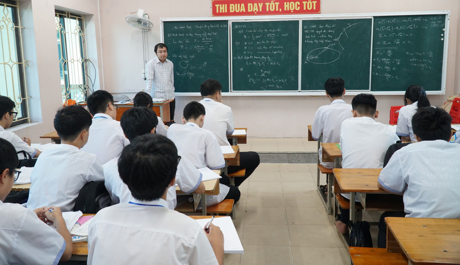 Thầy Lê Xuân Bảo - giáo viên Vật lí, Trường THPT chuyên Phan Bội Châu. thay-giao-tre-gat-mua-vang-olympic-vat-li-quoc-te-2.jpg