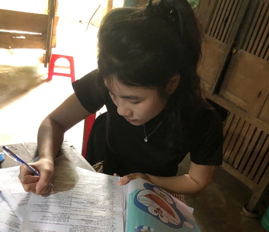 Học sinh ôn thi trong nhà trọ chật hẹp. Ảnh: D.C nang-nong-thu-thach-y-chi-1.jpg