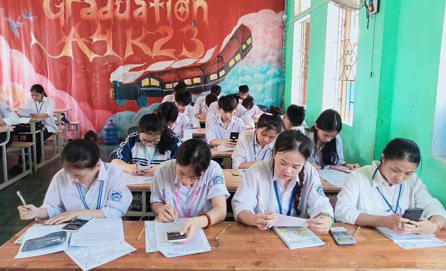 Tại phòng học các trường THPT trên địa bàn huyện Hương Khê, nhà trường tăng cường thêm quạt treo tường. Ảnh: D.C