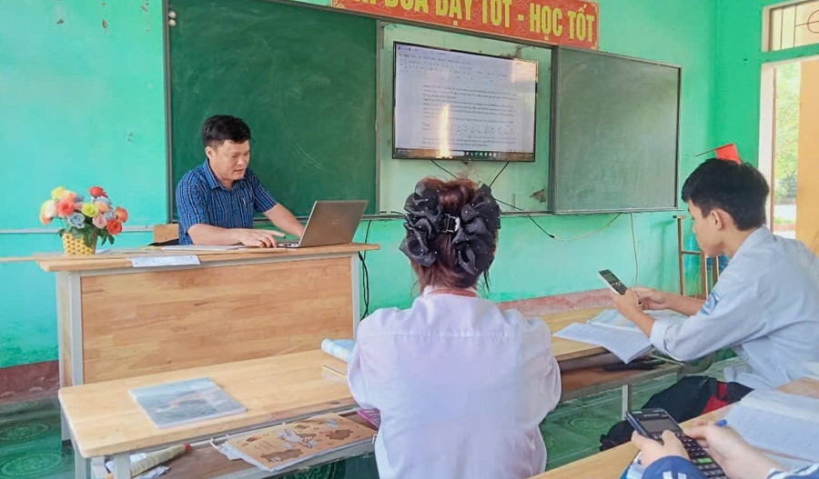 Dù nắng nóng nhưng việc ôn thi ở Trường THPT Phúc Trạch vẫn diễn ra đều đặn. Ảnh: D.C nang-nong-thu-thach-y-chi-2.jpg