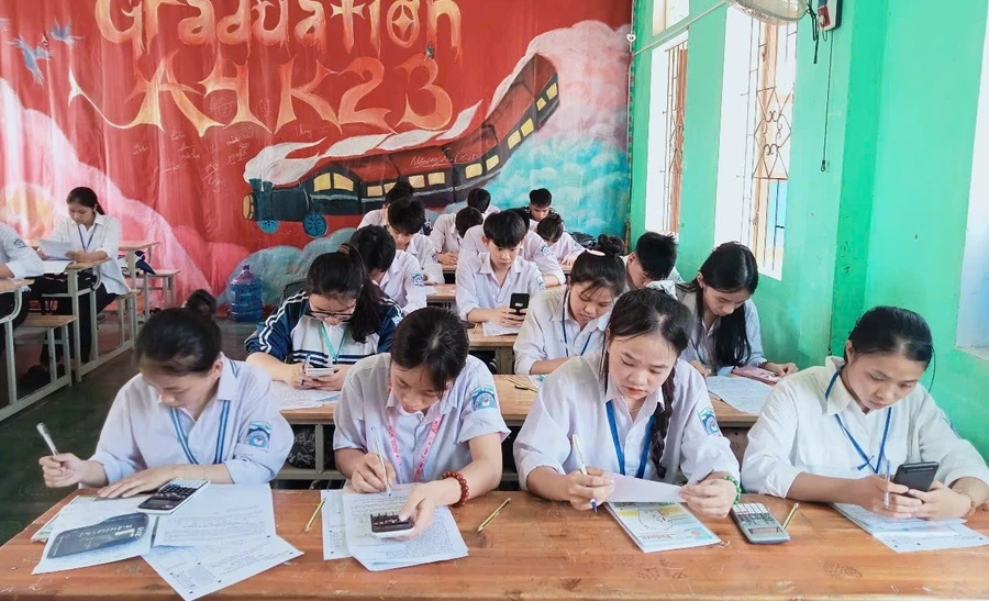 Tại phòng học các trường THPT trên địa bàn huyện Hương Khê, nhà trường tăng cường thêm quạt treo tường. Ảnh: D.C