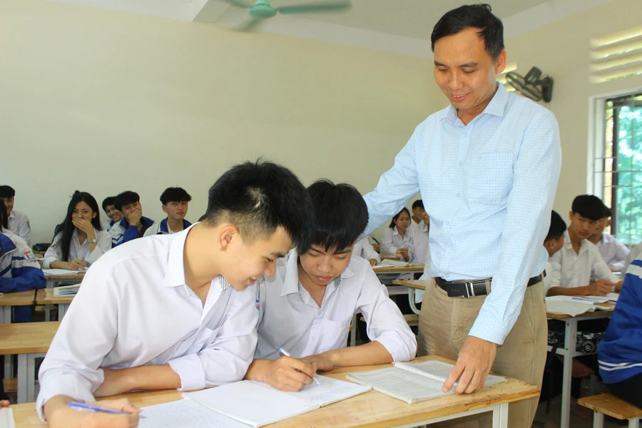 Giáo viên Trường THPT Cao Thắng (Hà Tĩnh) ôn tập cho học sinh 12. Ảnh: Hồ Phương