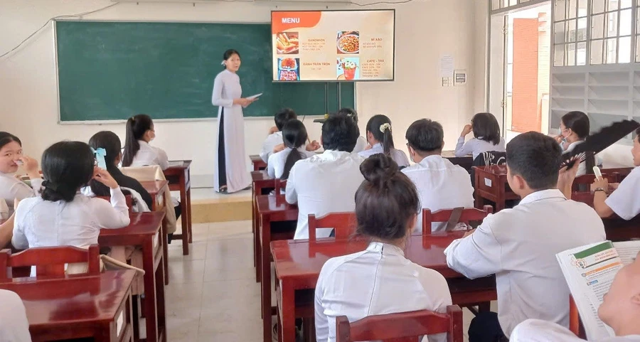 Giờ học nội dung giáo dục địa phương tại Trường THPT Phan Văn Trị, Giồng Trôm (Bến Tre).