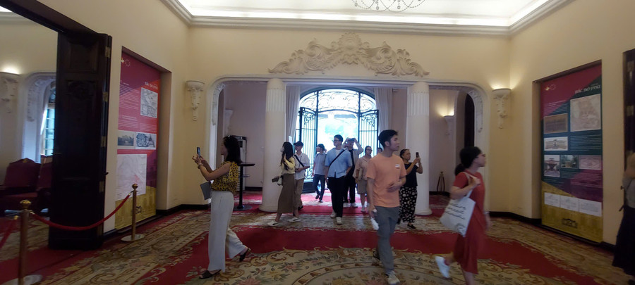 Nhiều người mong Bắc Bộ phủ sẽ được mở cửa đón khách tham quan thường xuyên. Ảnh: Hoàng Anh