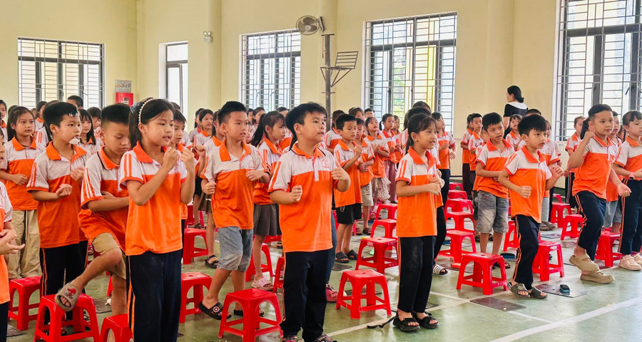 Học sinh Trường Tiểu học Thạch Quý (Hà Tĩnh) tham gia hoạt động tại phòng đa chức năng. Ảnh: Đình Tuệ thao-go-vuong-mac-theo-lo-trinh-1.jpg