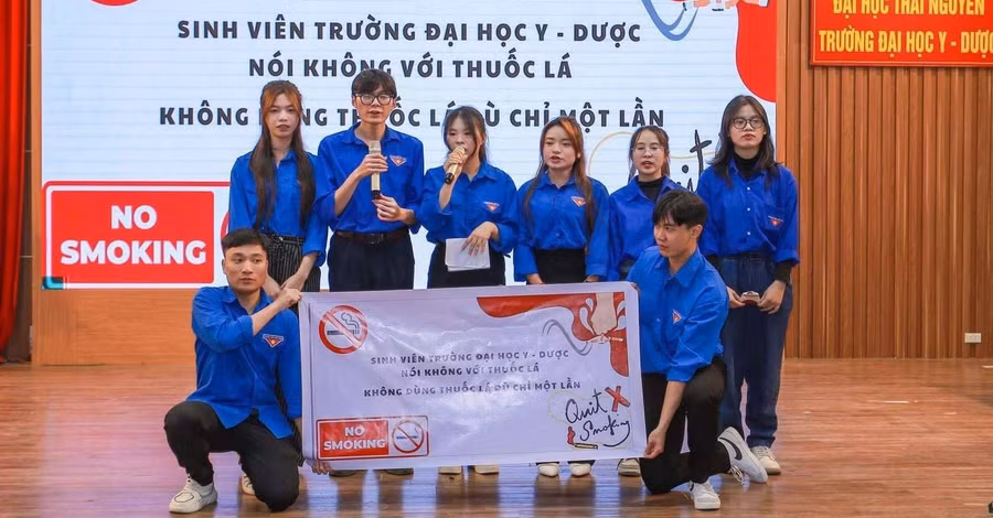 Sinh viên Trường Đại học Y - Dược (ĐH Thái Nguyên) truyền tải thông điệp “Nói không với thuốc lá”. Ảnh: NT