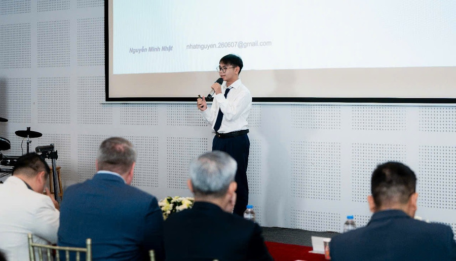 Nguyễn Minh Nhật, học sinh lớp 12, Trường THPT Long Xuyên (An Giang) trình bày ý tưởng khởi nghiệp về Smart Terrarium. Ảnh: NVCC