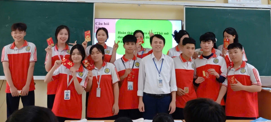 Ở lại với mùa Xuân học trò – có lẽ đó chính là phần thưởng lặng lẽ mà nghề dạy học dành tặng. Ảnh: NVCC