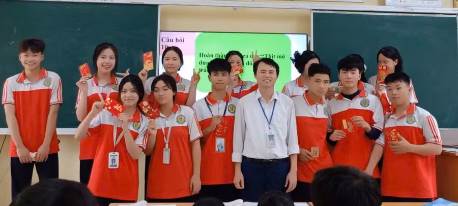 Ở lại với mùa Xuân học trò – có lẽ đó chính là phần thưởng lặng lẽ mà nghề dạy học dành tặng. Ảnh: NVCC