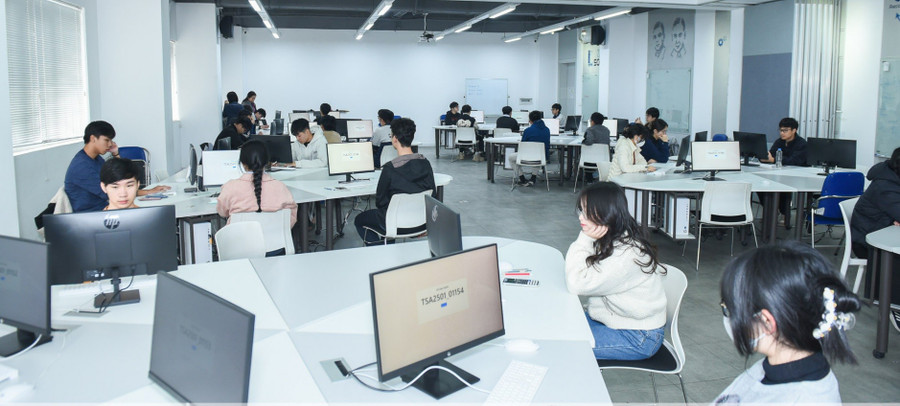 Thí sinh tham dự kỳ thi đánh giá tư duy 2025 của Đại học Bách khoa Hà Nội. Ảnh: HUST thi-tot-nghiep-thpt-tren-may-tinh-4.jpg