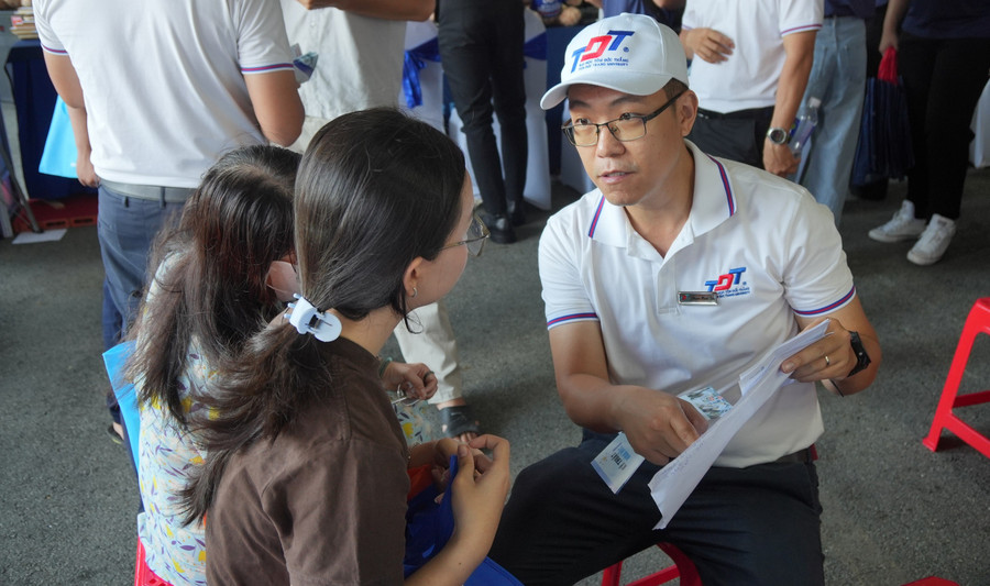 Thí sinh tham gia ngày hội tư vấn tuyển sinh đại học năm 2025 tại TPHCM. Ảnh: Lê Nam thi-tot-nghiep-thpt-tren-may-tinh-1.jpg