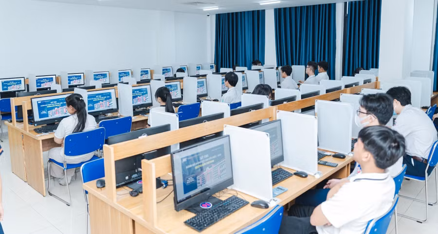 Thí sinh dự thi đánh giá năng lực chuyên biệt do Trường Đại học Sư phạm TPHCM tổ chức năm 2025. Ảnh: HUIT