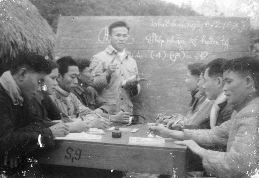 Lớp bổ túc văn hóa của cán bộ huyện Quế Phong, Nghệ An (1967). Ảnh: Sở GD&ĐT Nghệ An 80-nam-giao-duc-viet-nam-3.jpg
