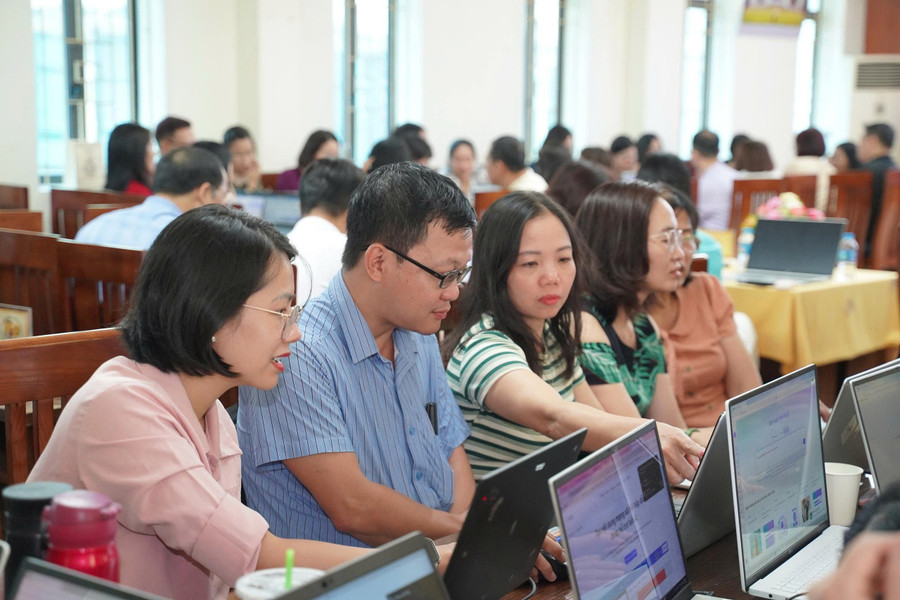 Giáo viên Trường THPT Quang Trung (Đống Đa, Hà Nội) tập huấn sử dụng trí tuệ nhân tạo. Ảnh: NTCC 80-nam-gd1.jpg