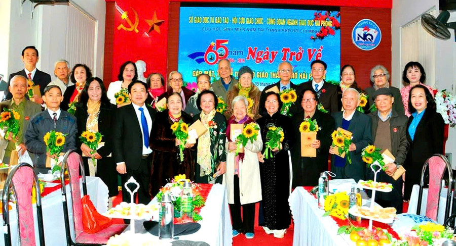 Cựu học sinh miền Nam trong những lần về thăm Hải Phòng. Ảnh: NVCC hai-phong-trong-tim-4.jpg