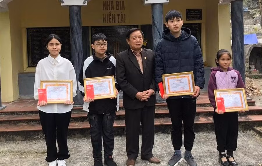 Ông Hà Hồng (thứ 3 từ trái sang) trao phần thưởng cho con em dòng họ Hà có thành tích cao trong học tập tại Nhà bia hiền tài. Ảnh: NVCC