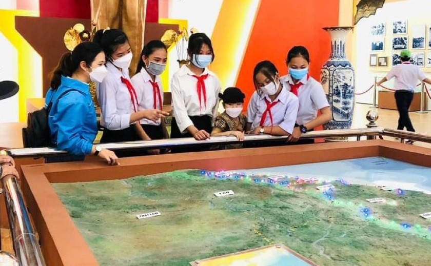 Học sinh xã Bắc Trà My trong hành trình về “địa chỉ đỏ”. thay-doi-de-bat-kip-vi-the-dat-nuoc-5.jpg