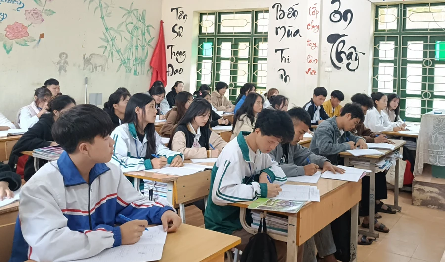 Giờ ôn tập của học sinh lớp 12C1, Trường Phổ thông DTNT THPT huyện Mường Nhé (Điện Biên). Ảnh minh họa.