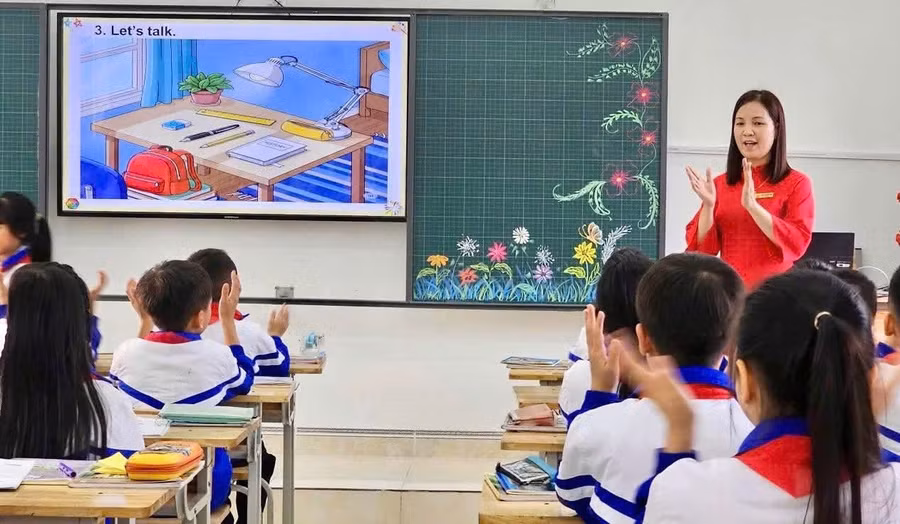 Giáo viên Trường Tiểu học Nguyễn Trãi (Tuyên Quang) ứng dụng AI trong dạy học môn Tiếng Anh. Ảnh: Đức Hạnh