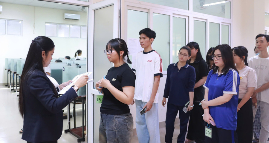 Thí sinh tham dự kỳ thi đánh giá đầu vào đại học trên máy tính (V-SAT) tại Trường Đại học Ngân hàng TPHCM, tháng 3/2025. Ảnh: N. Xuân tiep-tuc-hay-dung-lai-2.jpg