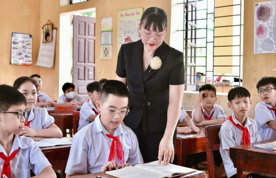 Cô trò Trường Tiểu học Thị trấn Hạ Hòa (Hạ Hòa, Phú Thọ) trong giờ học. Ảnh: NTCC