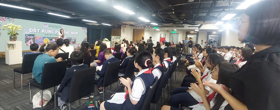 Chương trình đọc sách tương tác “Vẻ đẹp đất rừng phương Nam” nhân kỷ niệm 100 năm ngày sinh nhà văn Đoàn Giỏi cuốn hút đông đảo học sinh Hà Nội. Ảnh: Bình Thanh.