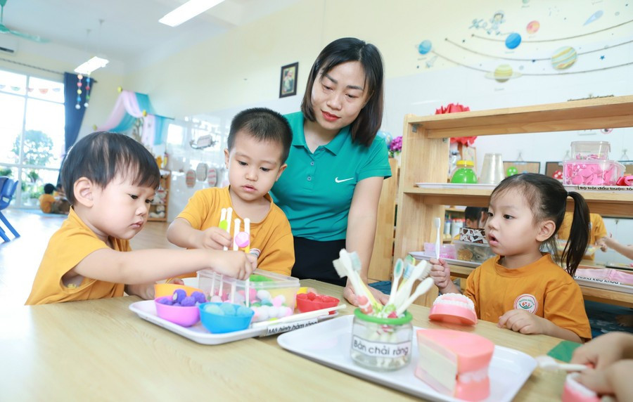 Cô và trò Trường Mầm non An Khánh B (An Khánh, Hà Nội). Ảnh: Đình Tuệ